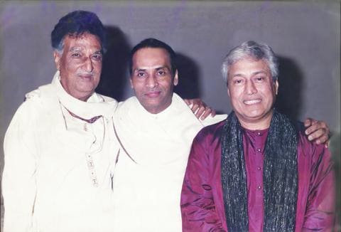 Kavi Narayan Agrawal between Ustad Abdul Halim Jaffer Khan and Ustad Amjad Ali Khan