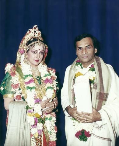 Kavi Narayan Agrawal garlanded, standing with Hema Malini in stage costume
