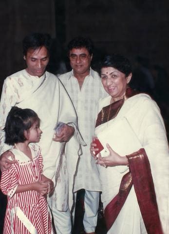 Kavi Narayan Agrawal standing with Lata Mangeshkar and Jagjit Singh
