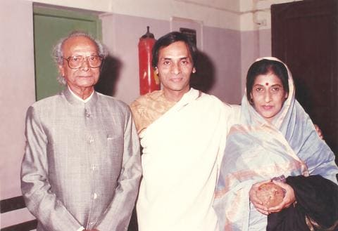 Kavi Narayan Agrawal standing between Naushad Ali Khan and Kishori Amonkar