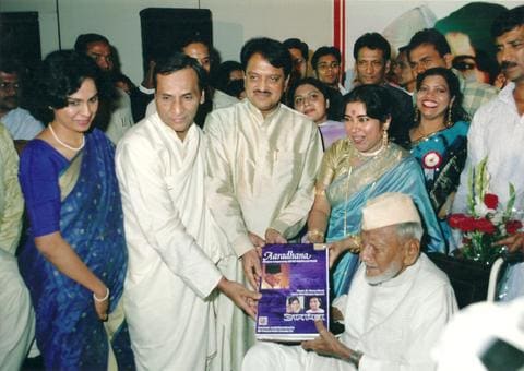 Crowd around Kavi Narayan Agrawal and Vilasrao Deshmukh at an album launch