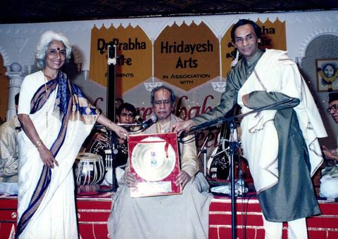 Presenting a Golden Disc to Bharat Ratna Pt. Bhimsen Joshi, with Smt. Prabha Atre, at Hridayesh Arts Samaroh