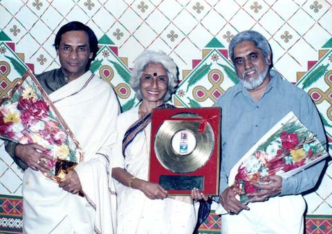 Presenting a Golden Disc to Padma Vibhushan Smt. Prabha Atre, Hridayesh Arts Samaroh