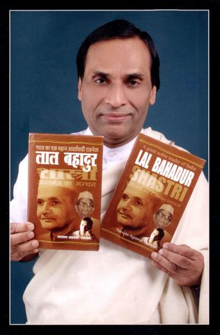 Kavi Narayan Agrawal holding the Hindi and English editions of his book on Lal Bahadur Shastri