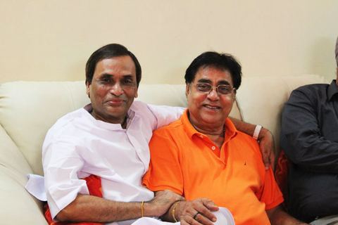 Jagjit Singh with Kavi Narayan Agrawal at his residence during Ganesh Utsav