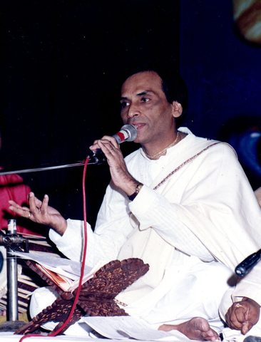 Radha Krishna Utsav 2000, ISKCON Juhu: vocalist singing into the microphone