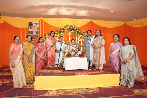 Satsang Prasad: Sadgyan se Samadhan, with devotees